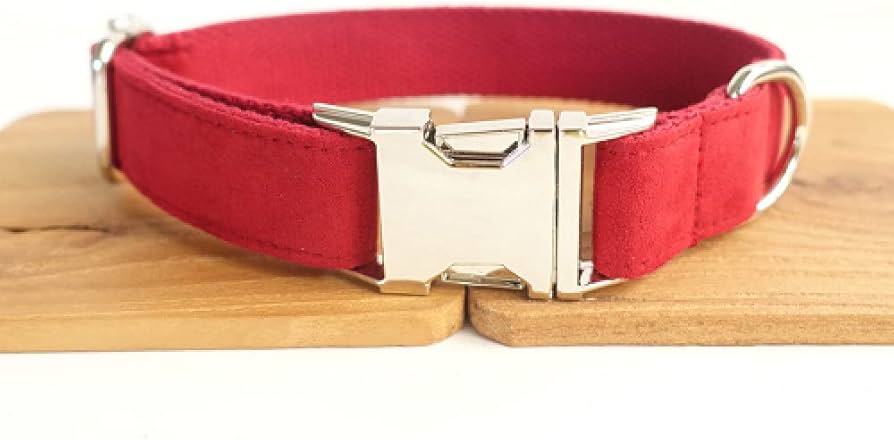 茶色い犬の置物 赤い首輪付き 茶色い犬の置物 赤い首輪付き 茶色い犬の